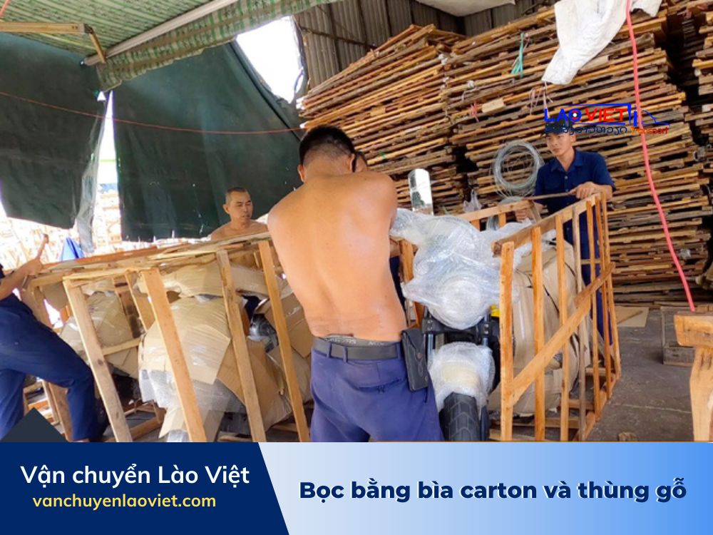 boc-bang-bia-carton-va-thung-go-vanchuyenlaoviet